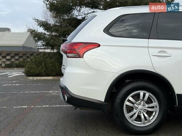 Белый Мицубиси Аутлендер, объемом двигателя 2 л и пробегом 45 тыс. км за 20200 $, фото 25 на Automoto.ua