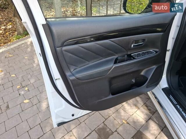 Мицубиси Аутлендер 2018 в Тернополе на Automoto.ua Белый Мицубиси Аутлендер, объемом двигателя 2 л и пробегом 96 тыс. км за 18900 $, фото 9 на Automoto.ua