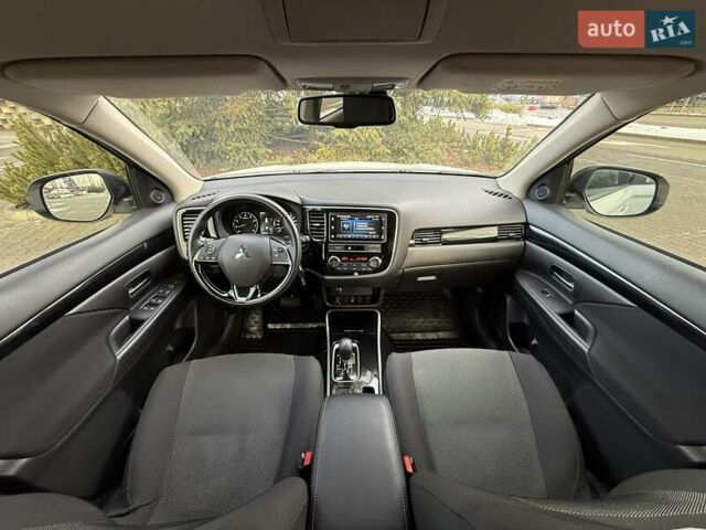 Белый Мицубиси Аутлендер, объемом двигателя 2 л и пробегом 45 тыс. км за 20200 $, фото 62 на Automoto.ua