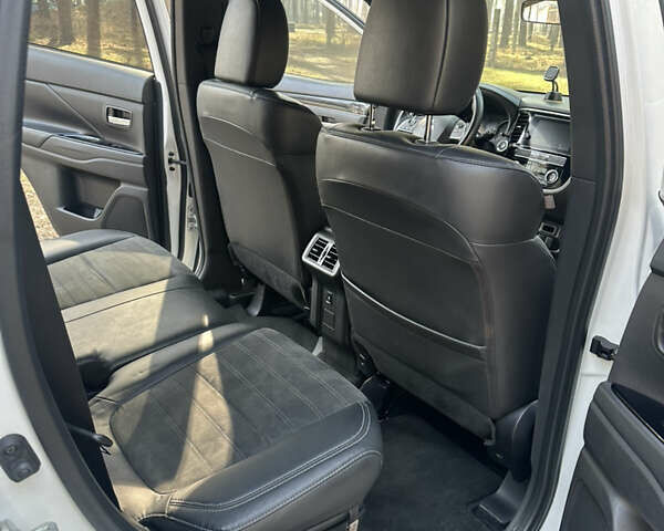 Белый Мицубиси Аутлендер, объемом двигателя 2.36 л и пробегом 114 тыс. км за 16999 $, фото 7 на Automoto.ua