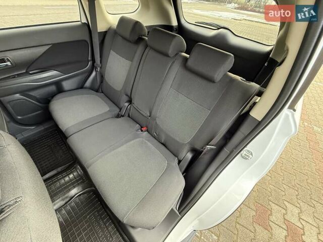 Белый Мицубиси Аутлендер, объемом двигателя 2 л и пробегом 45 тыс. км за 20200 $, фото 54 на Automoto.ua