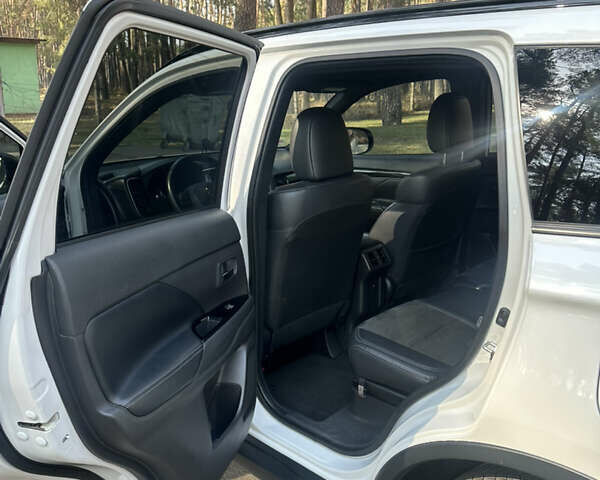 Белый Мицубиси Аутлендер, объемом двигателя 2.36 л и пробегом 114 тыс. км за 16999 $, фото 4 на Automoto.ua