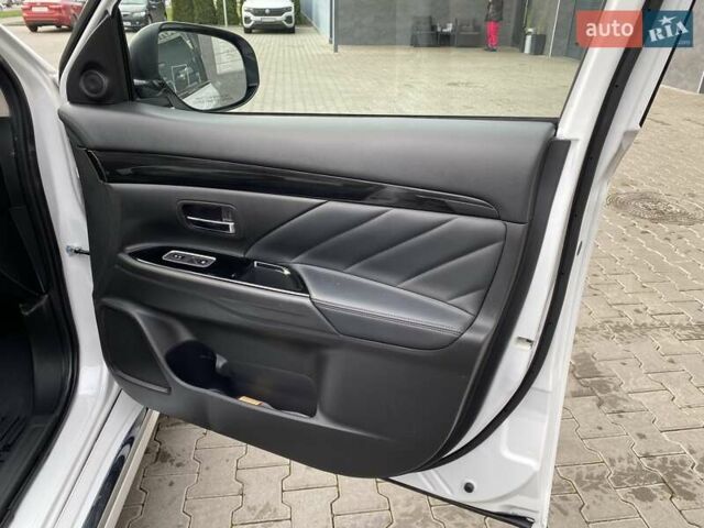 Білий Міцубісі Аутлендер, об'ємом двигуна 2 л та пробігом 118 тис. км за 17800 $, фото 50 на Automoto.ua