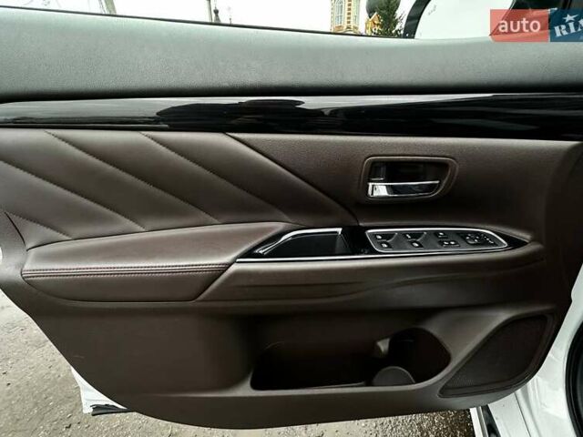 Белый Мицубиси Аутлендер, объемом двигателя 2 л и пробегом 192 тыс. км за 19500 $, фото 33 на Automoto.ua