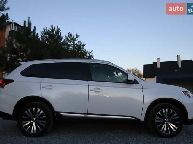 Міцубісі Аутлендер 2018 у Дрогобичі на Automoto.ua Білий Міцубісі Аутлендер, об'ємом двигуна 2.4 л та пробігом 59 тис. км за 17999 $, фото 35 на Automoto.ua