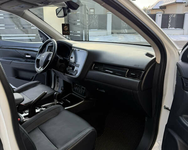 Белый Мицубиси Аутлендер, объемом двигателя 2.4 л и пробегом 91 тыс. км за 19199 $, фото 23 на Automoto.ua