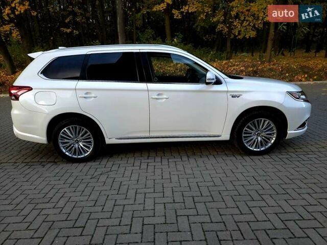Білий Міцубісі Аутлендер, об'ємом двигуна 2 л та пробігом 177 тис. км за 19850 $, фото 5 на Automoto.ua
