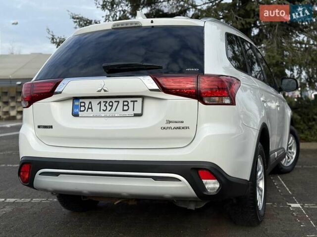 Белый Мицубиси Аутлендер, объемом двигателя 2 л и пробегом 45 тыс. км за 20200 $, фото 21 на Automoto.ua