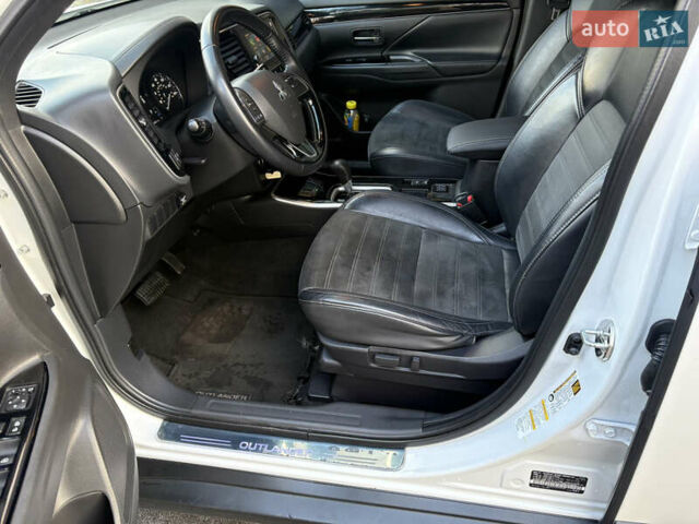 Білий Міцубісі Аутлендер, об'ємом двигуна 2.4 л та пробігом 130 тис. км за 16200 $, фото 11 на Automoto.ua