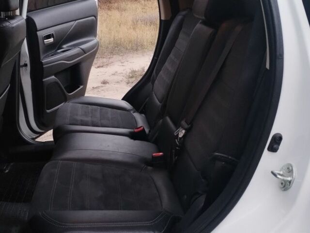 Белый Мицубиси Аутлендер, объемом двигателя 2.4 л и пробегом 122 тыс. км за 17400 $, фото 18 на Automoto.ua