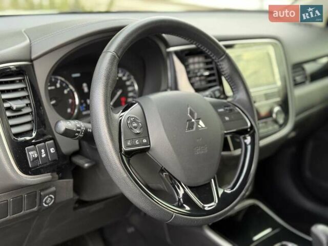 Белый Мицубиси Аутлендер, объемом двигателя 2 л и пробегом 45 тыс. км за 20200 $, фото 44 на Automoto.ua