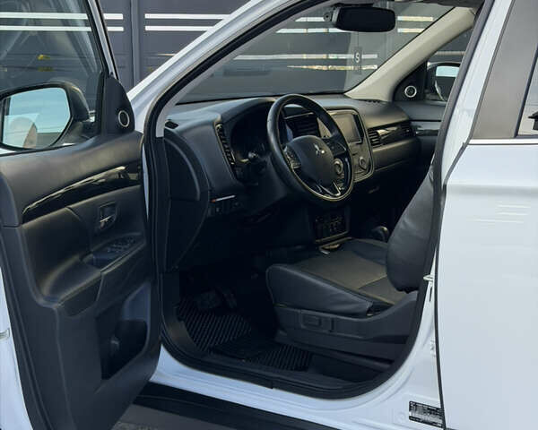 Белый Мицубиси Аутлендер, объемом двигателя 2.4 л и пробегом 91 тыс. км за 19199 $, фото 9 на Automoto.ua