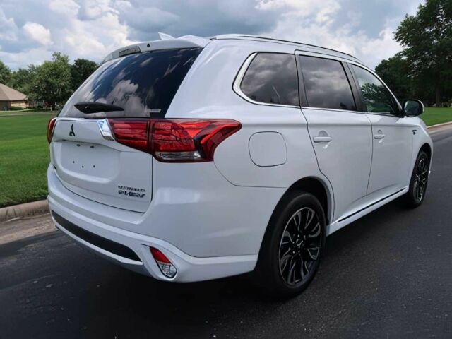 Білий Міцубісі Аутлендер, об'ємом двигуна 2 л та пробігом 43 тис. км за 5000 $, фото 4 на Automoto.ua