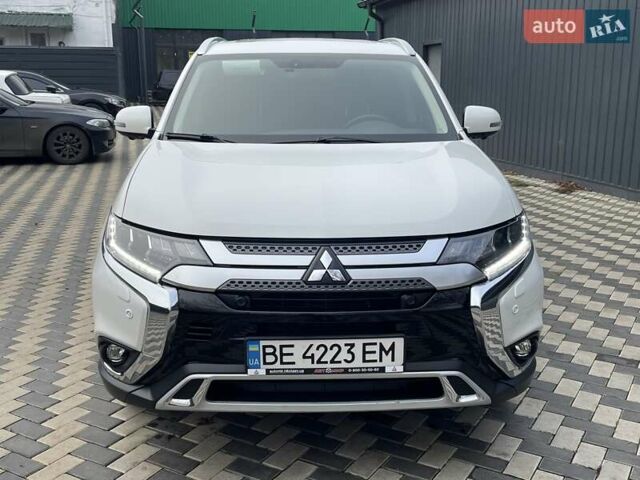 Белый Мицубиси Аутлендер, объемом двигателя 2.36 л и пробегом 112 тыс. км за 21500 $, фото 1 на Automoto.ua