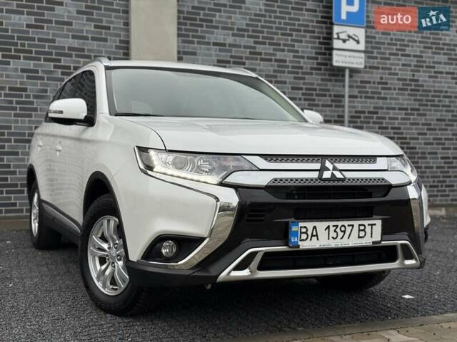 Белый Мицубиси Аутлендер, объемом двигателя 2 л и пробегом 45 тыс. км за 20200 $, фото 1 на Automoto.ua