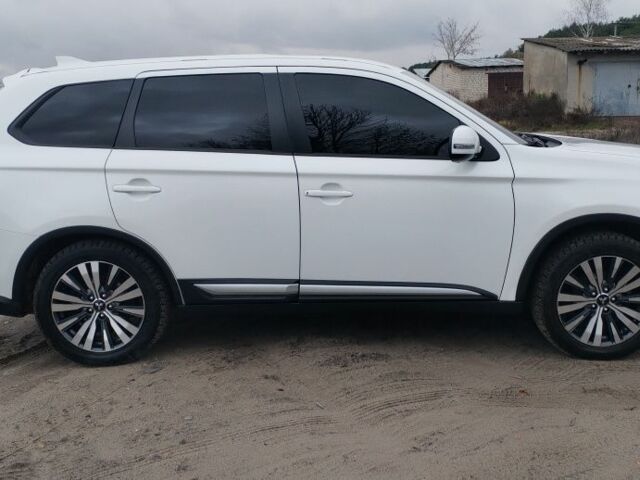 Белый Мицубиси Аутлендер, объемом двигателя 2.4 л и пробегом 122 тыс. км за 17400 $, фото 3 на Automoto.ua