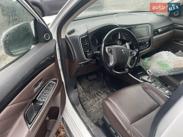 Белый Мицубиси Аутлендер, объемом двигателя 2 л и пробегом 142 тыс. км за 17400 $, фото 7 на Automoto.ua