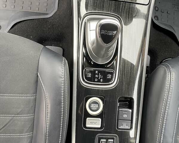 Білий Міцубісі Аутлендер, об'ємом двигуна 2 л та пробігом 118 тис. км за 17800 $, фото 2 на Automoto.ua