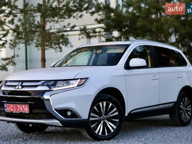 Міцубісі Аутлендер 2018 у Дрогобичі на Automoto.ua Білий Міцубісі Аутлендер, об'ємом двигуна 2.4 л та пробігом 59 тис. км за 17999 $, фото 9 на Automoto.ua