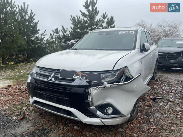 Белый Мицубиси Аутлендер, объемом двигателя 2 л и пробегом 142 тыс. км за 17400 $, фото 1 на Automoto.ua