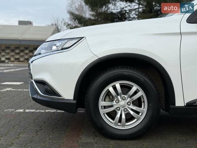 Белый Мицубиси Аутлендер, объемом двигателя 2 л и пробегом 45 тыс. км за 20200 $, фото 10 на Automoto.ua