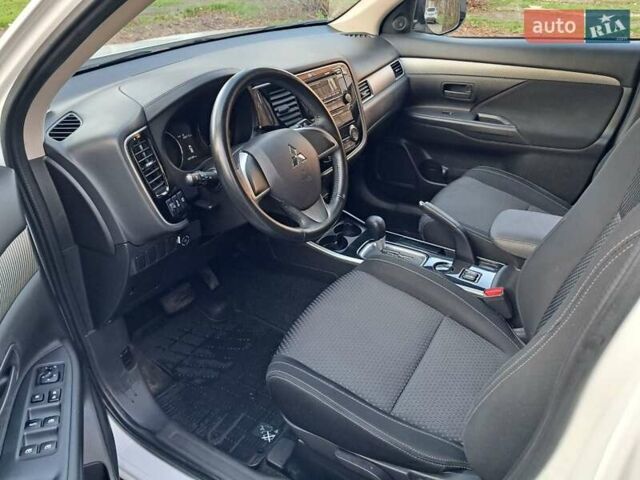 Белый Мицубиси Аутлендер, объемом двигателя 2 л и пробегом 49 тыс. км за 16500 $, фото 3 на Automoto.ua