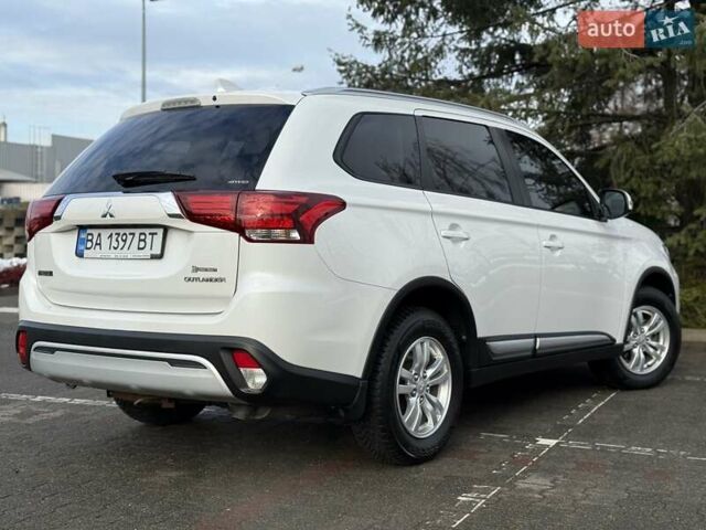 Белый Мицубиси Аутлендер, объемом двигателя 2 л и пробегом 45 тыс. км за 20200 $, фото 22 на Automoto.ua