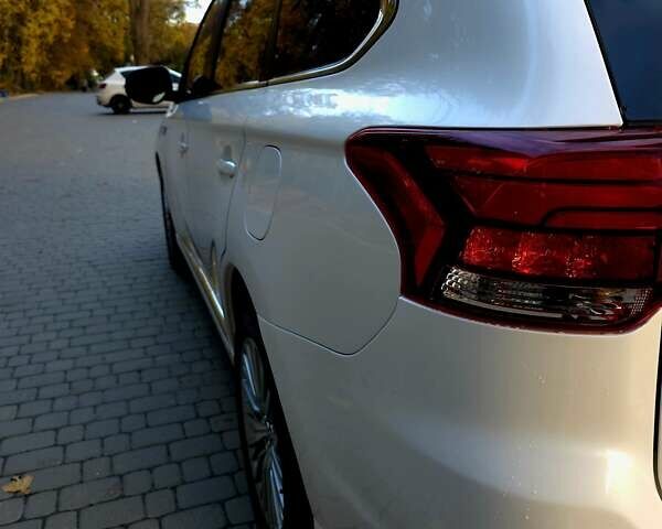 Мицубиси Аутлендер 2018 в Львове на Automoto.ua Белый Мицубиси Аутлендер, объемом двигателя 2 л и пробегом 177 тыс. км за 19950 $, фото 9 на Automoto.ua