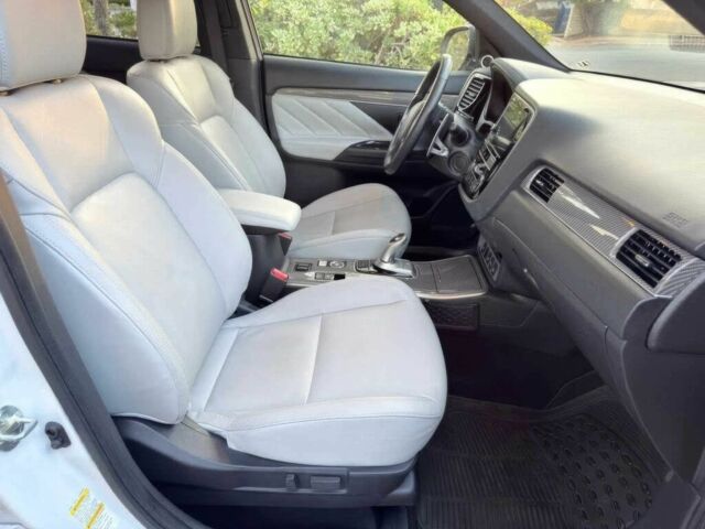 Белый Мицубиси Аутлендер, объемом двигателя 2 л и пробегом 34 тыс. км за 9100 $, фото 8 на Automoto.ua