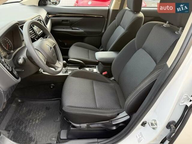 Білий Міцубісі Аутлендер, об'ємом двигуна 2 л та пробігом 19 тис. км за 17700 $, фото 9 на Automoto.ua