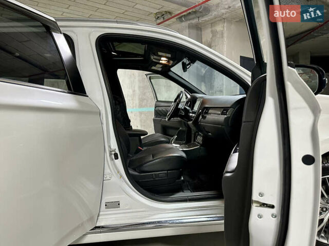 Белый Мицубиси Аутлендер, объемом двигателя 2 л и пробегом 70 тыс. км за 24300 $, фото 55 на Automoto.ua