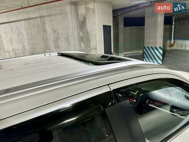 Белый Мицубиси Аутлендер, объемом двигателя 2 л и пробегом 70 тыс. км за 24300 $, фото 22 на Automoto.ua