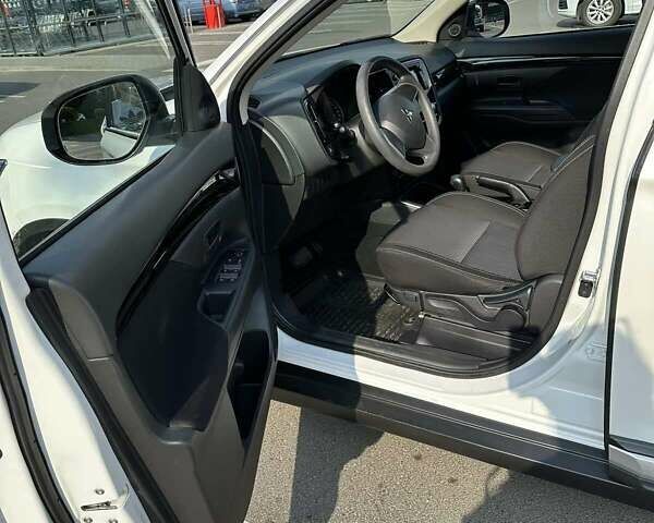 Белый Мицубиси Аутлендер, объемом двигателя 2 л и пробегом 19 тыс. км за 18500 $, фото 39 на Automoto.ua