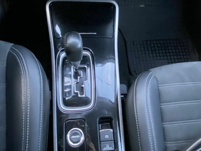 Білий Міцубісі Аутлендер, об'ємом двигуна 2.4 л та пробігом 147 тис. км за 21000 $, фото 4 на Automoto.ua