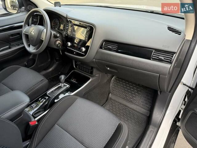 Білий Міцубісі Аутлендер, об'ємом двигуна 2 л та пробігом 19 тис. км за 17700 $, фото 18 на Automoto.ua