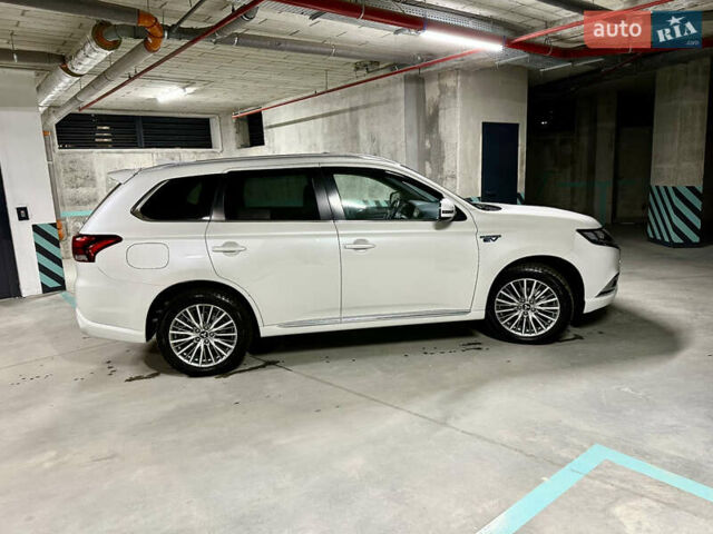 Белый Мицубиси Аутлендер, объемом двигателя 2 л и пробегом 70 тыс. км за 24300 $, фото 26 на Automoto.ua