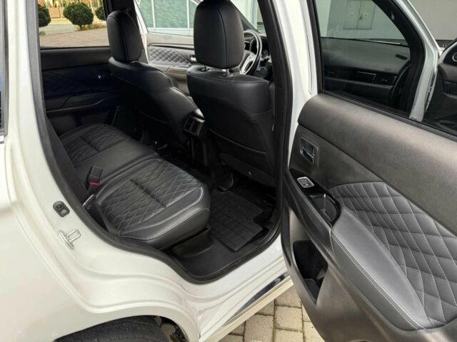 Білий Міцубісі Аутлендер, об'ємом двигуна 2 л та пробігом 31 тис. км за 13000 $, фото 9 на Automoto.ua