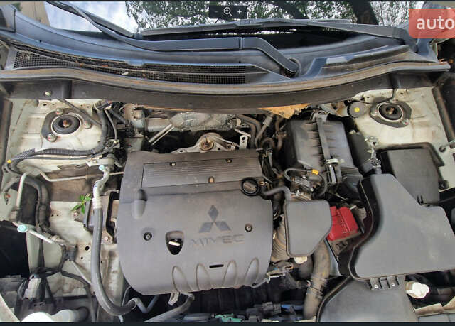 Белый Мицубиси Аутлендер, объемом двигателя 2 л и пробегом 19 тыс. км за 18500 $, фото 12 на Automoto.ua