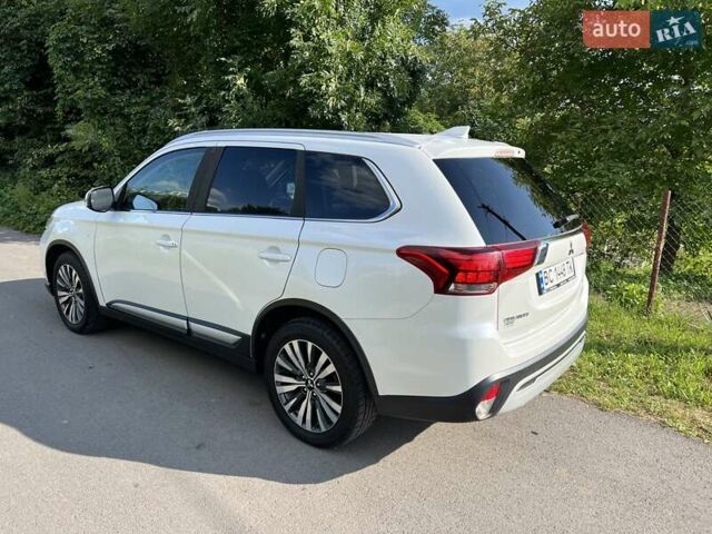 Белый Мицубиси Аутлендер, объемом двигателя 2.36 л и пробегом 160 тыс. км за 17400 $, фото 7 на Automoto.ua