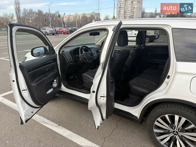 Білий Міцубісі Аутлендер, об'ємом двигуна 2.36 л та пробігом 168 тис. км за 19500 $, фото 6 на Automoto.ua