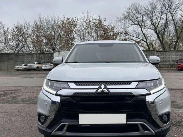 Белый Мицубиси Аутлендер, объемом двигателя 2.4 л и пробегом 96 тыс. км за 10800 $, фото 1 на Automoto.ua