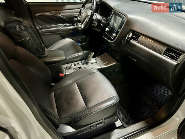 Белый Мицубиси Аутлендер, объемом двигателя 2 л и пробегом 70 тыс. км за 24300 $, фото 38 на Automoto.ua