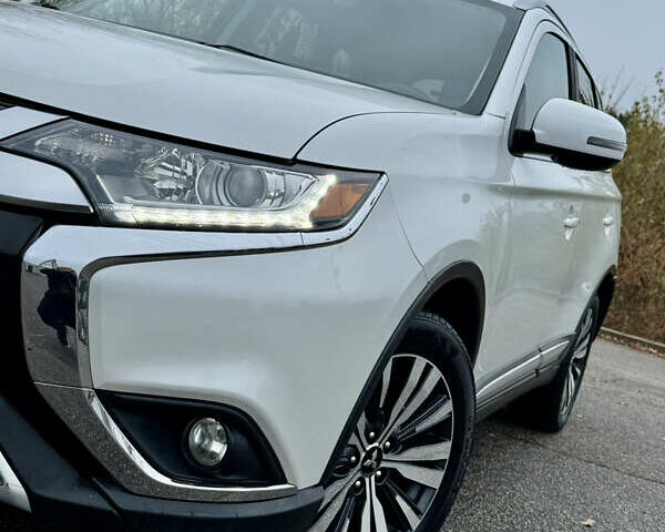 Білий Міцубісі Аутлендер, об'ємом двигуна 2.4 л та пробігом 190 тис. км за 14500 $, фото 6 на Automoto.ua