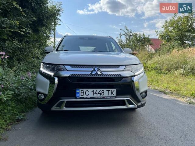 Белый Мицубиси Аутлендер, объемом двигателя 2.36 л и пробегом 160 тыс. км за 17400 $, фото 6 на Automoto.ua