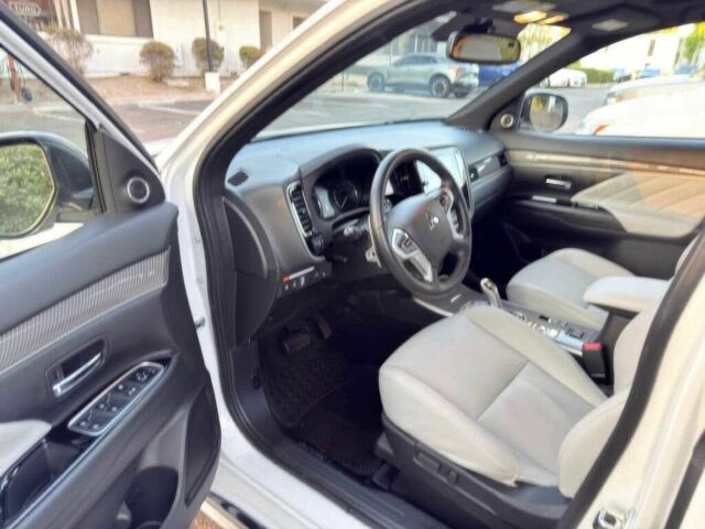 Білий Міцубісі Аутлендер, об'ємом двигуна 2 л та пробігом 34 тис. км за 17000 $, фото 5 на Automoto.ua