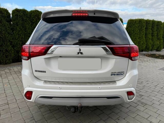 Білий Міцубісі Аутлендер, об'ємом двигуна 2 л та пробігом 31 тис. км за 13000 $, фото 3 на Automoto.ua