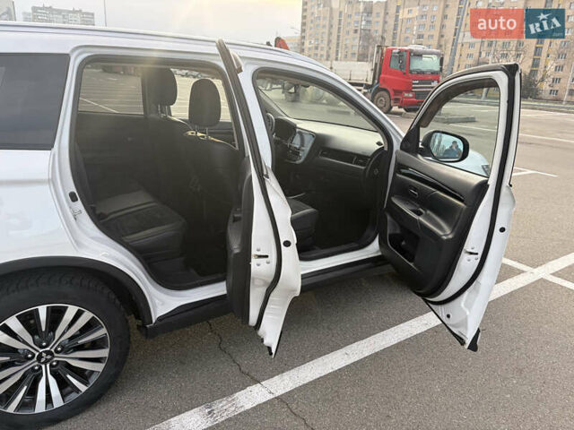 Білий Міцубісі Аутлендер, об'ємом двигуна 2.36 л та пробігом 168 тис. км за 19500 $, фото 13 на Automoto.ua