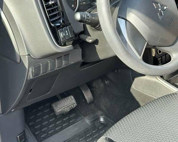 Белый Мицубиси Аутлендер, объемом двигателя 2 л и пробегом 19 тыс. км за 18500 $, фото 16 на Automoto.ua