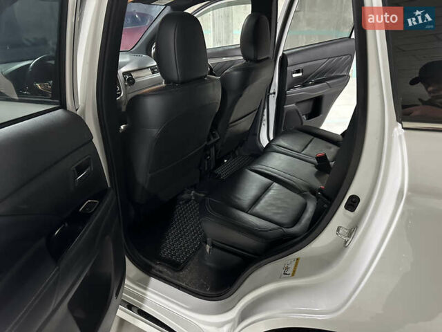 Белый Мицубиси Аутлендер, объемом двигателя 2 л и пробегом 70 тыс. км за 24300 $, фото 43 на Automoto.ua