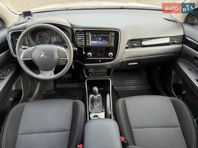 Білий Міцубісі Аутлендер, об'ємом двигуна 2 л та пробігом 19 тис. км за 17700 $, фото 14 на Automoto.ua